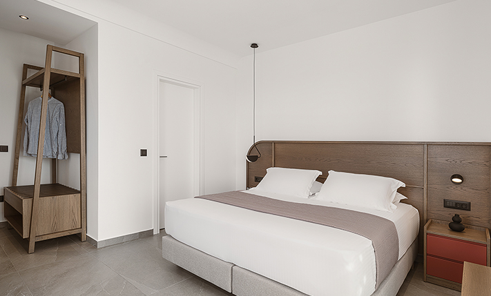 SLEEK LUXURY ABOVE THE BEACH OF FALASARNA