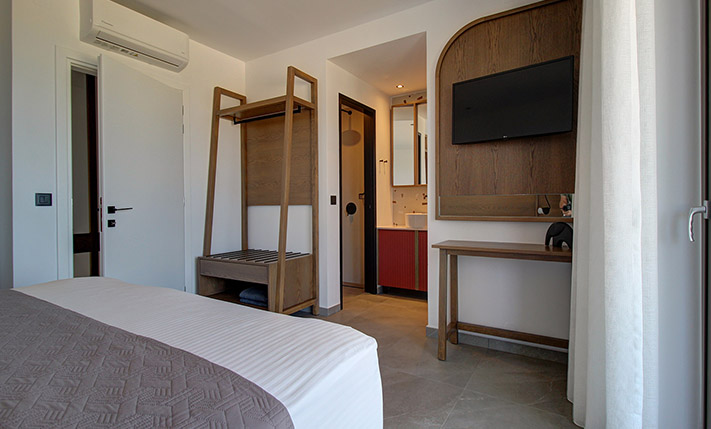 SLEEK LUXURY ABOVE THE BEACH OF FALASARNA