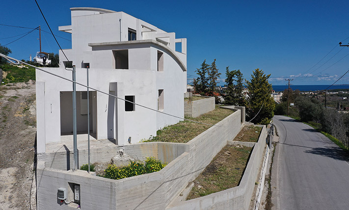 HOUSE WITH DETACHED GUESTHOUSE IN A PRIME AREA