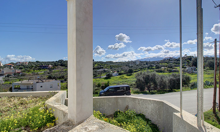 HOUSE WITH DETACHED GUESTHOUSE IN A PRIME AREA