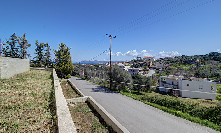 HOUSE WITH DETACHED GUESTHOUSE IN A PRIME AREA
