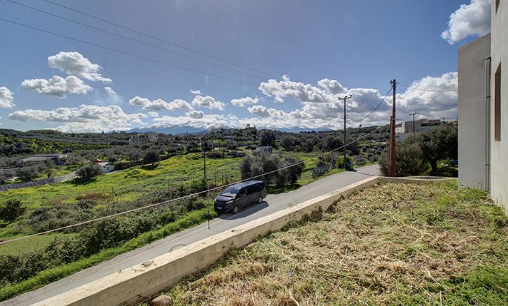 HOUSE WITH DETACHED GUESTHOUSE IN A PRIME AREA