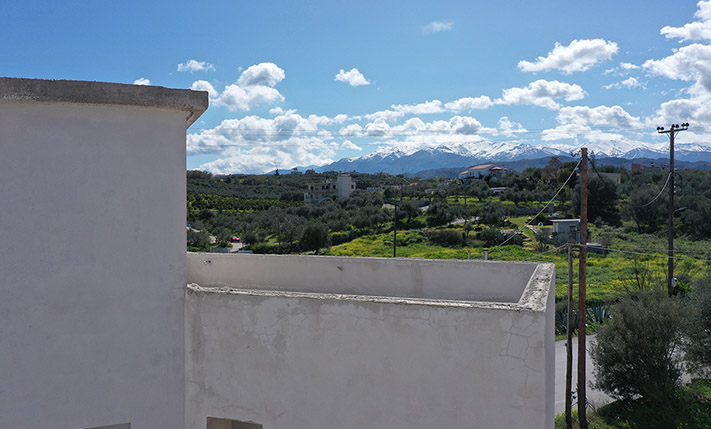 HOUSE WITH DETACHED GUESTHOUSE IN A PRIME AREA