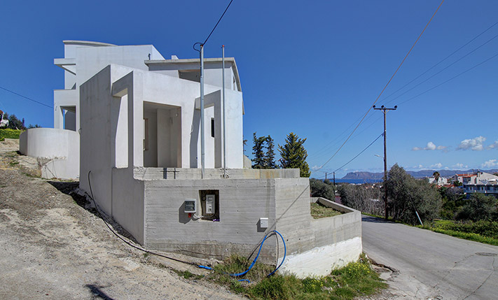 HOUSE WITH DETACHED GUESTHOUSE IN A PRIME AREA