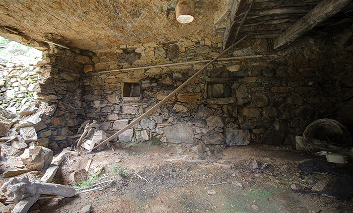 OLD HOUSE WITH SEA VIEWS ON A GOOD-SIZE PLOT