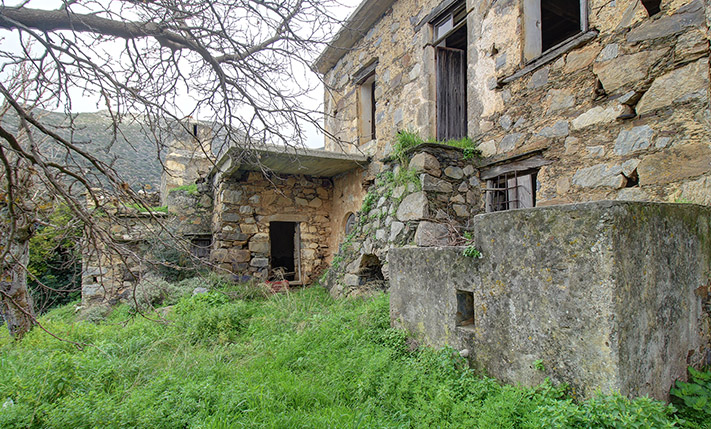 STONE HOUSE IN AN ALLEY WITH SEA VIEWS