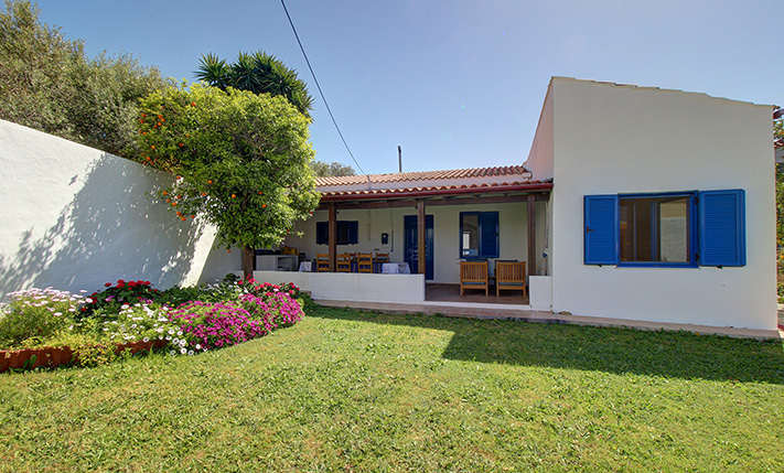 SINGLE-LEVEL HOUSE WITH SPACIOUS GARDENS