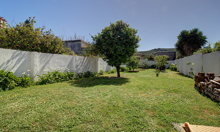 SINGLE-LEVEL HOUSE WITH SPACIOUS GARDENS