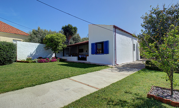 SINGLE-LEVEL HOUSE WITH SPACIOUS GARDENS