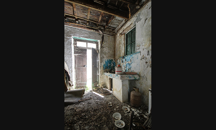 UNCONVERTED STONE HOUSE IN A STONE-PAVED ALLEY
