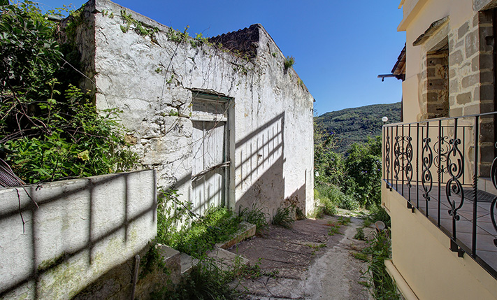 UNCONVERTED STONE HOUSE IN A STONE-PAVED ALLEY