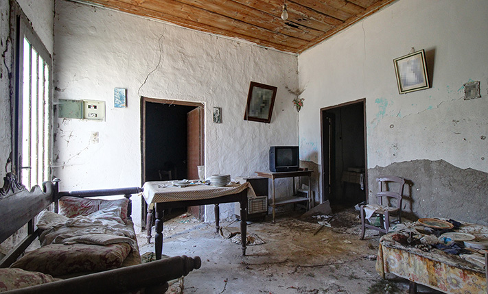 UNCONVERTED STONE HOUSE IN A STONE-PAVED ALLEY