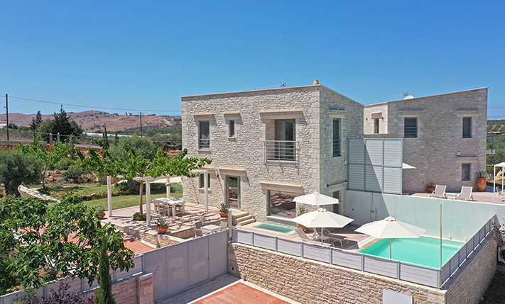 A MODERN HOUSE THAT RESPECTS ITS SURROUNDINGS