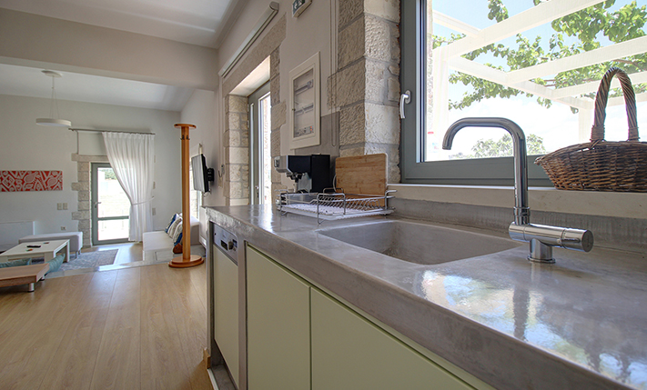 A MODERN HOUSE THAT RESPECTS ITS SURROUNDINGS