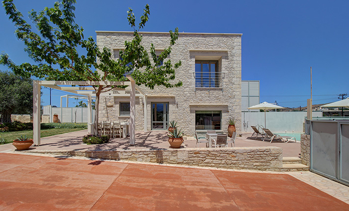 A MODERN HOUSE THAT RESPECTS ITS SURROUNDINGS