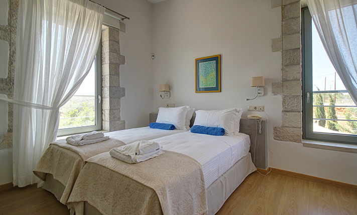 A MODERN HOUSE THAT RESPECTS ITS SURROUNDINGS