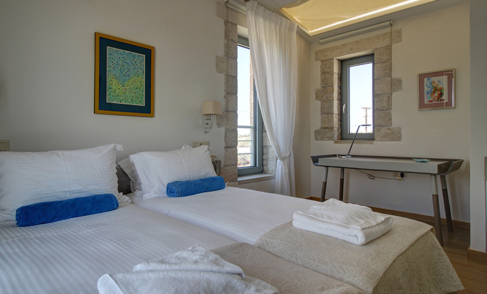 A MODERN HOUSE THAT RESPECTS ITS SURROUNDINGS