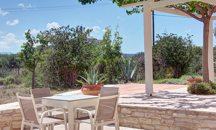 A MODERN HOUSE THAT RESPECTS ITS SURROUNDINGS