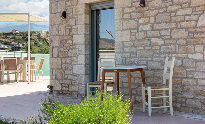 ΜΕΣΟΓΕΙΑΚΟ ΣΠΙΤΙ ΜΕ ΣΥΓΧΡΟΝΕΣ ΠΙΝΕΛΙΕΣ