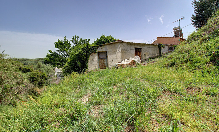 OLD STONE HOUSE ON A SPACIOUS PLOT
