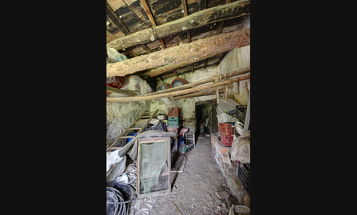 OLD STONE HOUSE ON A SPACIOUS PLOT