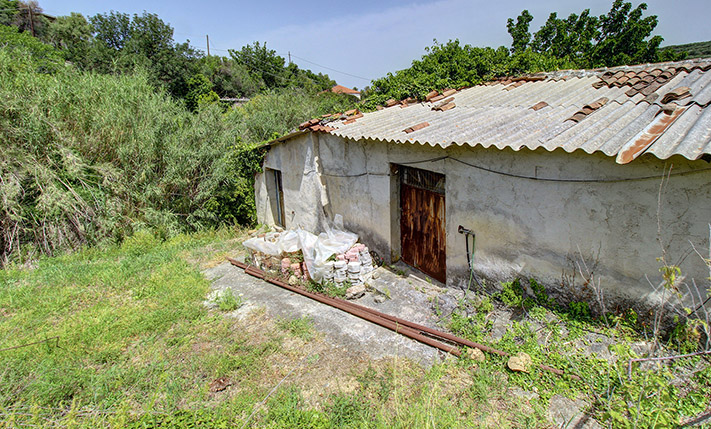 OLD STONE HOUSE ON A SPACIOUS PLOT