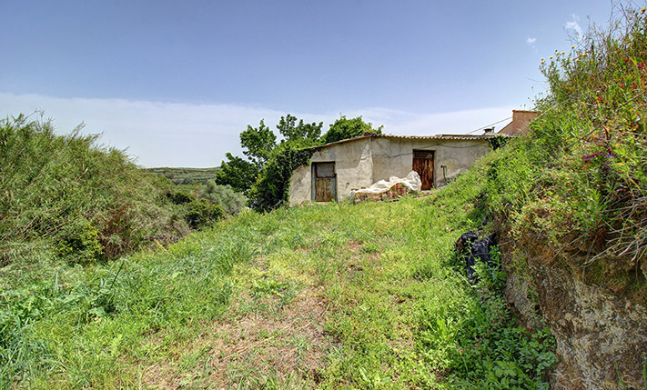 OLD STONE HOUSE ON A SPACIOUS PLOT