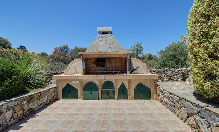 IN A LUSH COMPLEX WITH SPACIOUS SWIMMING POOLS