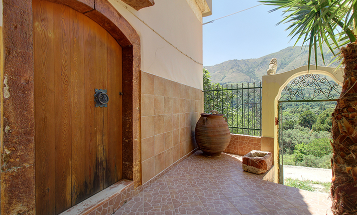 VENETIAN BUILDING RESTORED INTO 2 APARTMENTS