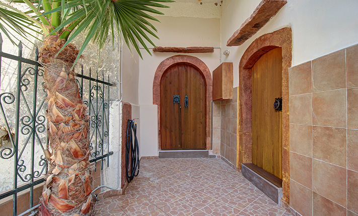 VENETIAN BUILDING RESTORED INTO 2 APARTMENTS