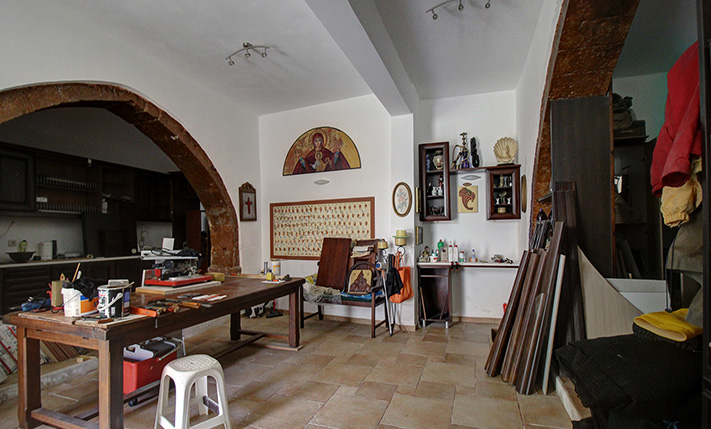 2-UNIT BUILDING IN A VENETIAN NEIGHBORHOOD