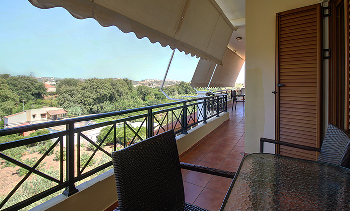 TOP-FLOOR FAMILY APARTMENT IN A 2-LEVEL BUILDING