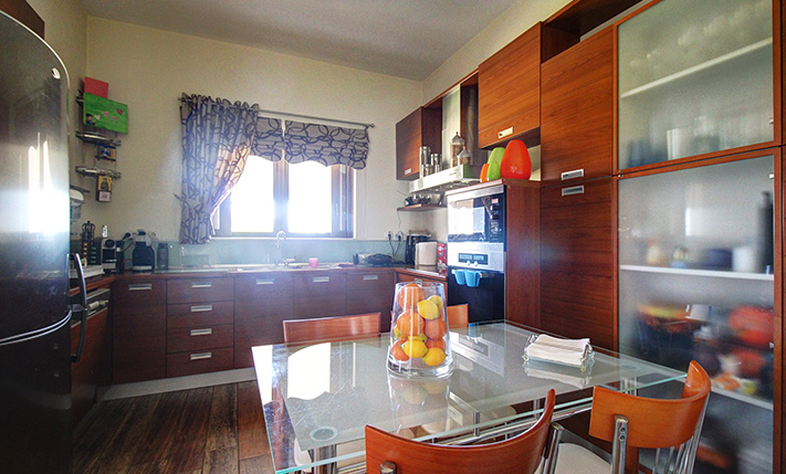 TOP-FLOOR FAMILY APARTMENT IN A 2-LEVEL BUILDING