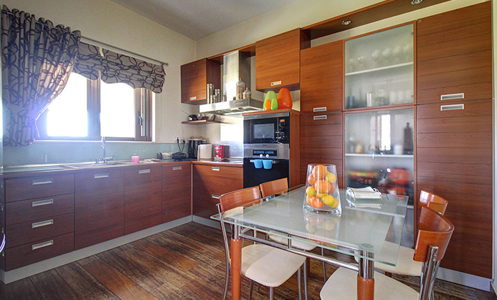 TOP-FLOOR FAMILY APARTMENT IN A 2-LEVEL BUILDING