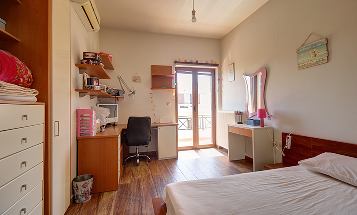 TOP-FLOOR FAMILY APARTMENT IN A 2-LEVEL BUILDING