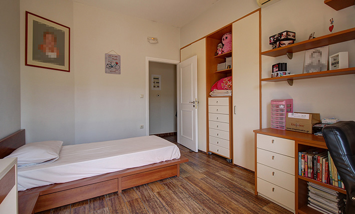 TOP-FLOOR FAMILY APARTMENT IN A 2-LEVEL BUILDING