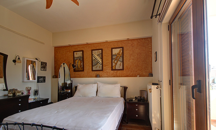 TOP-FLOOR FAMILY APARTMENT IN A 2-LEVEL BUILDING