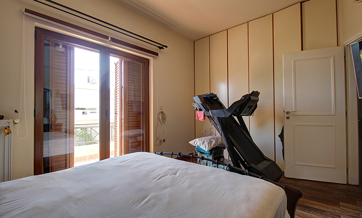 TOP-FLOOR FAMILY APARTMENT IN A 2-LEVEL BUILDING