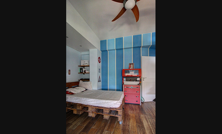 TOP-FLOOR FAMILY APARTMENT IN A 2-LEVEL BUILDING