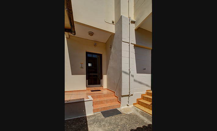 TOP-FLOOR FAMILY APARTMENT IN A 2-LEVEL BUILDING