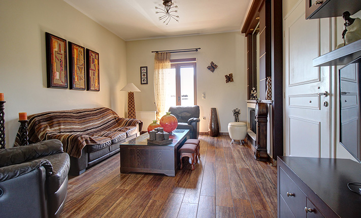 TOP-FLOOR FAMILY APARTMENT IN A 2-LEVEL BUILDING