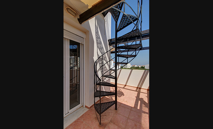 HOUSE WITH A PRIVATE GARDEN IN VACATION COMPLEX