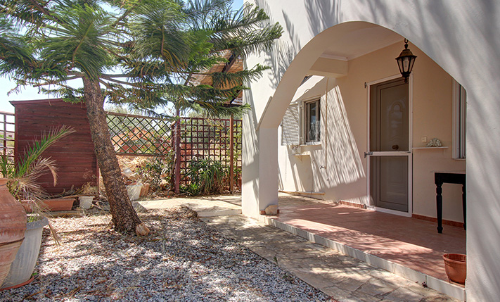 HOUSE WITH A PRIVATE GARDEN IN VACATION COMPLEX