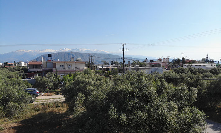 SLEEK DESIGN A SHORT DRIVE FROM THE CITY