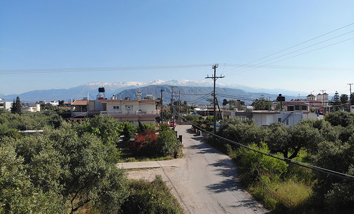 SLEEK DESIGN A SHORT DRIVE FROM THE CITY