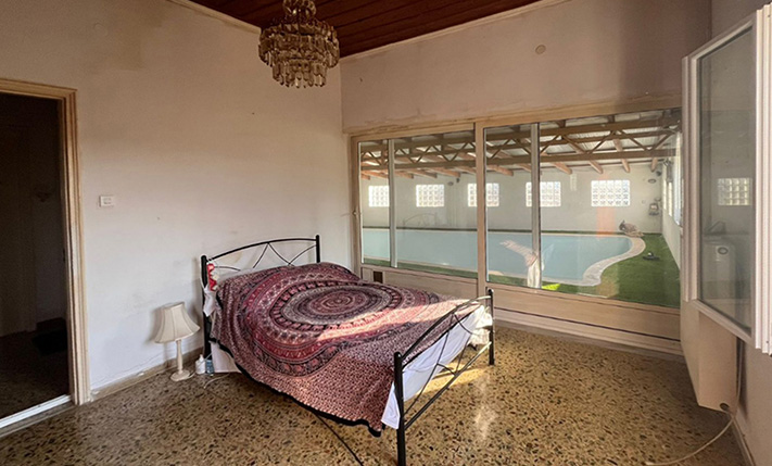 A DISTINCTIVE SINGLE-LEVEL HOUSE IN VAMOS