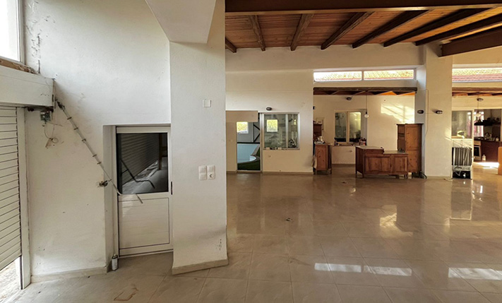 A DISTINCTIVE SINGLE-LEVEL HOUSE IN VAMOS