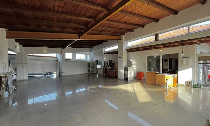 A DISTINCTIVE SINGLE-LEVEL HOUSE IN VAMOS