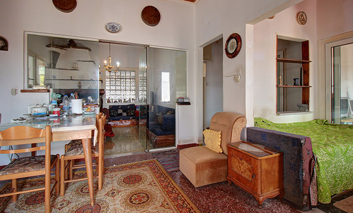 A DISTINCTIVE SINGLE-LEVEL HOUSE IN VAMOS