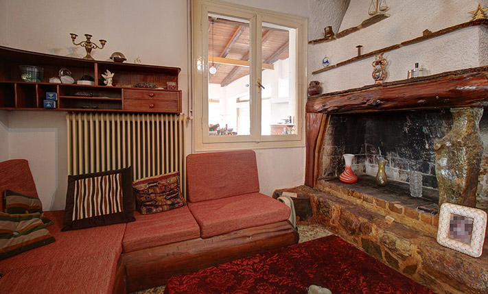 A DISTINCTIVE SINGLE-LEVEL HOUSE IN VAMOS